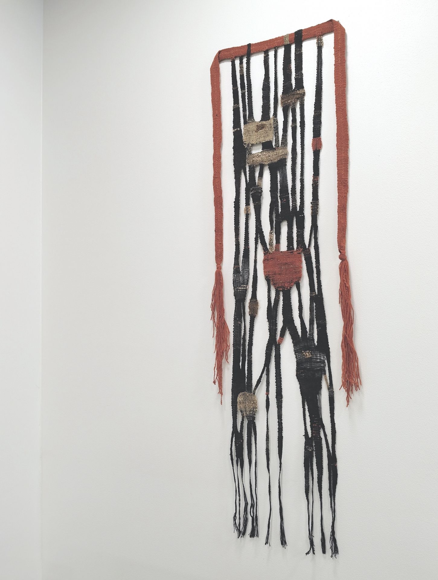 Kerttu Ahlholm, Äidille, kuvakudos pellava ja villalangoista, 180 cm x 60 cm, 2026
