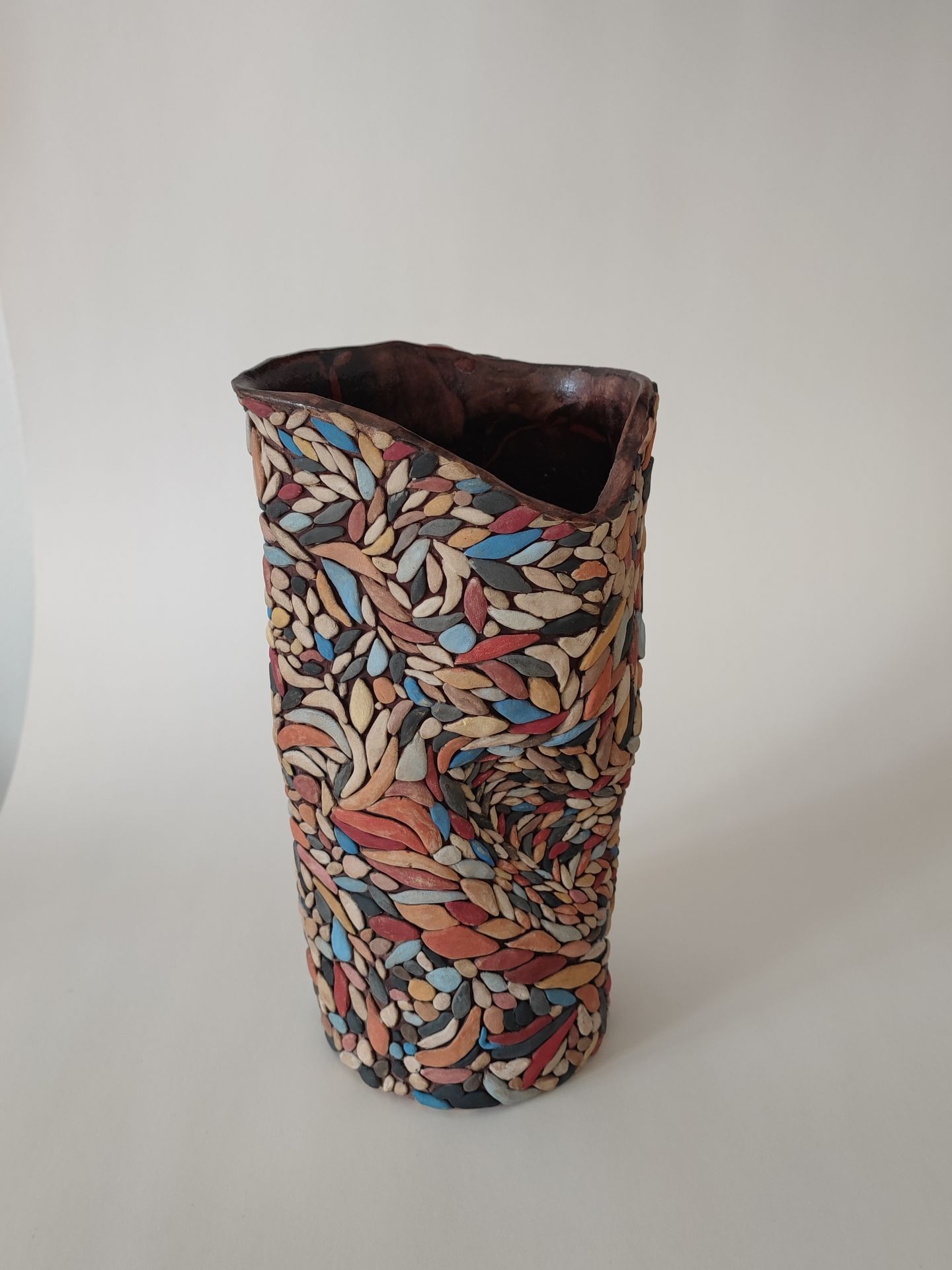 CAJSA WILÉN  Folium, 2023 Kivitavara, aluslasite & lasite 22 x 12 x 9 cm