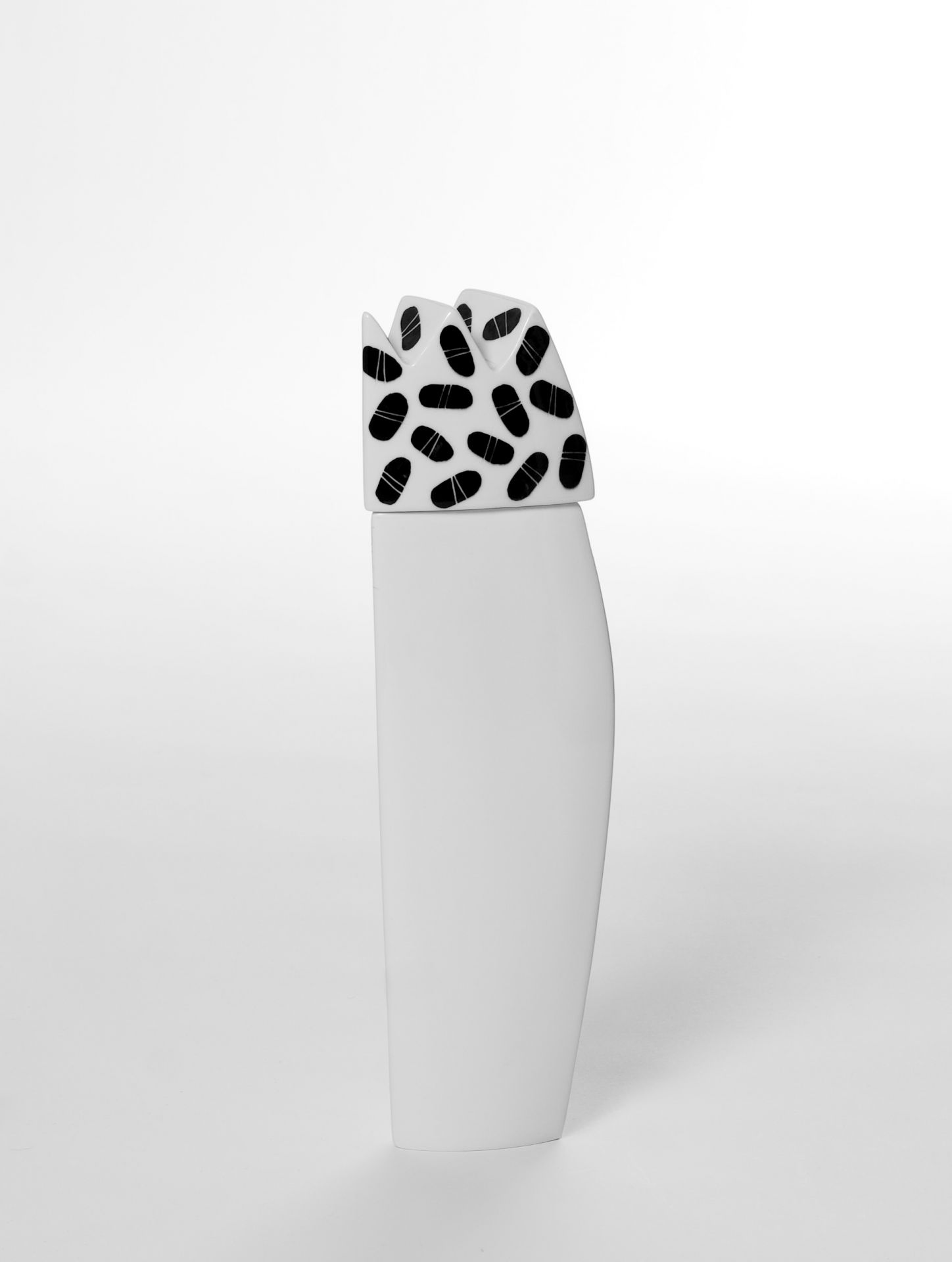 PÄIVI RINTANIEMI  King Vitroporsliini valettu, käsin maalattu 40 x 12 x 8 cm