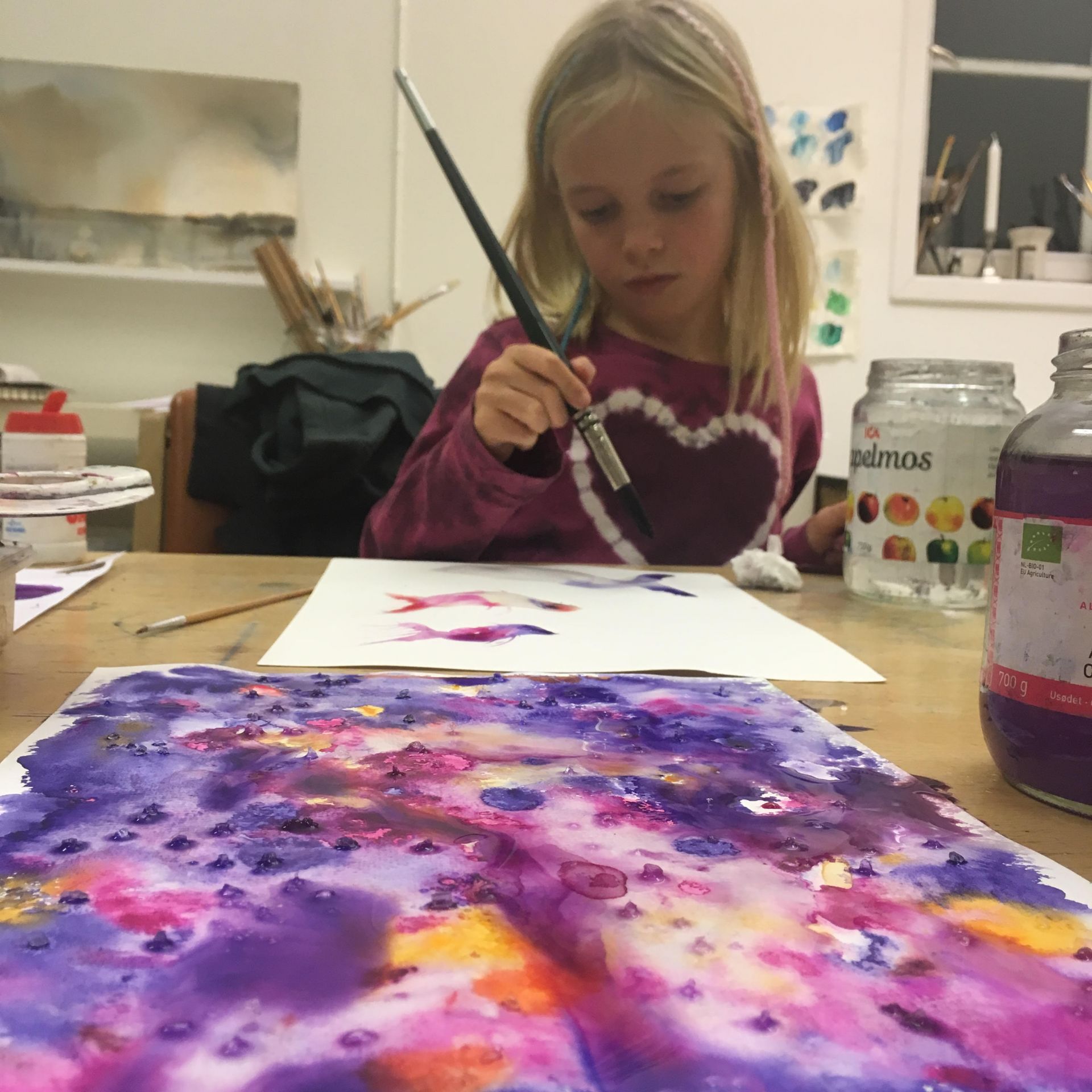 Konstrundan, Konsten fredag, barn målar med vattenfärger / akvareller