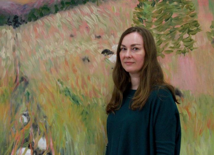 Elina Länsman framför en tavla.