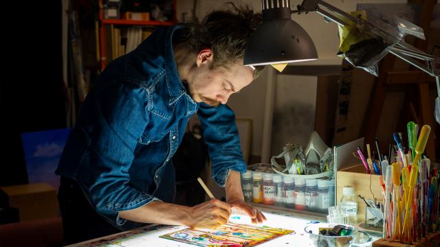 Alexander seisoo taiteen edessä.
