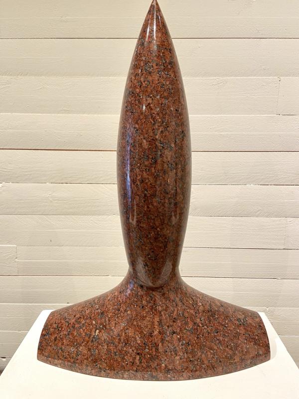 Skulptur, röd granit, höjd 65cm