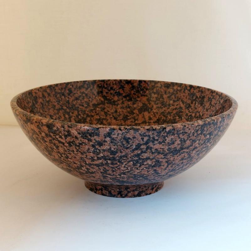 Foto: Johnny Juthman. Skål av Taivasalo granit, ca 25 cm.