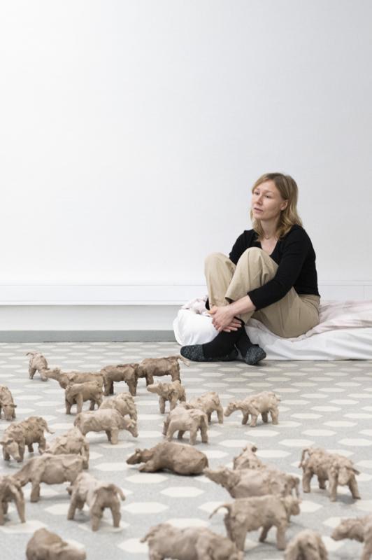Homage to 5867 Cattle -teoksen äärellä. Kuva: Helen Korpak