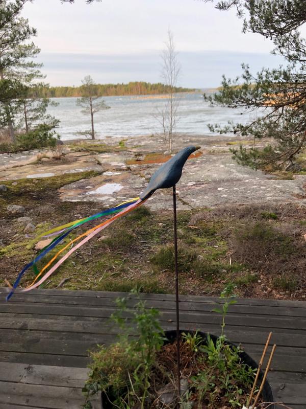 Paradisfågel - trädgårdskonst i betong med sidenband