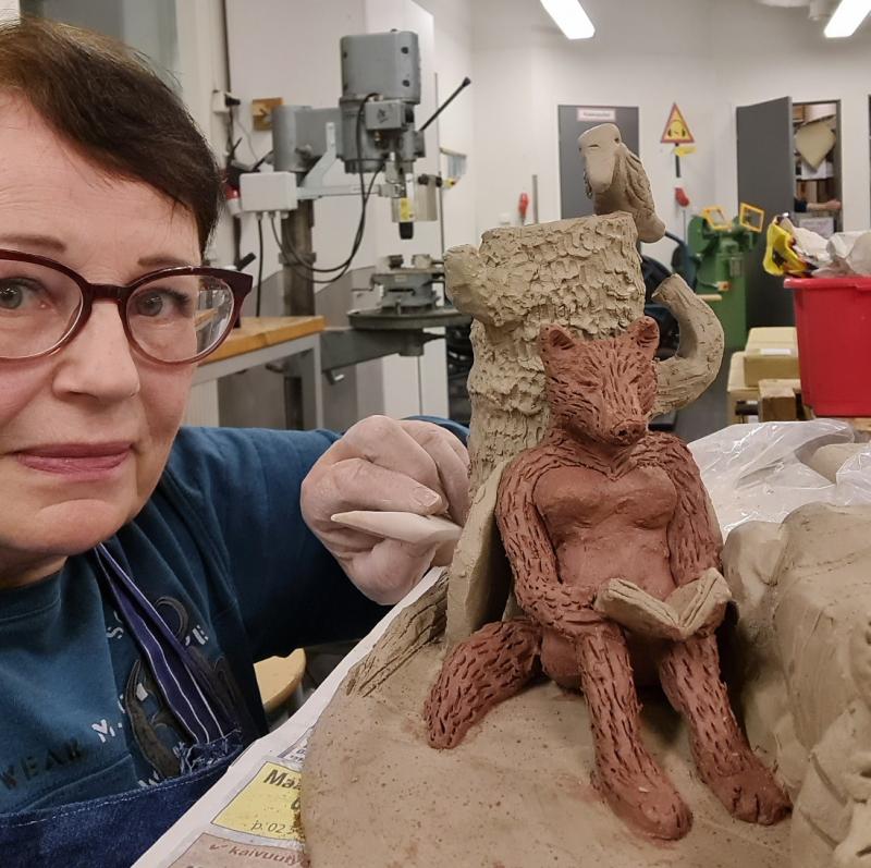 Sirpa Ojala savipajalla tekemässä teosta 2025, Sirpa Ojala