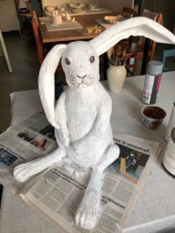 Haren. Skulpterad hare under arbete.  ca 40 cm hög.Foto :Monica Store