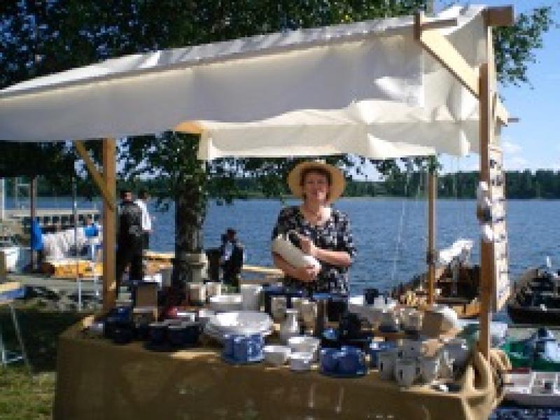 Sommarmarknad i Monäs ,med en del av sortimentet. Foto: Anders Store  