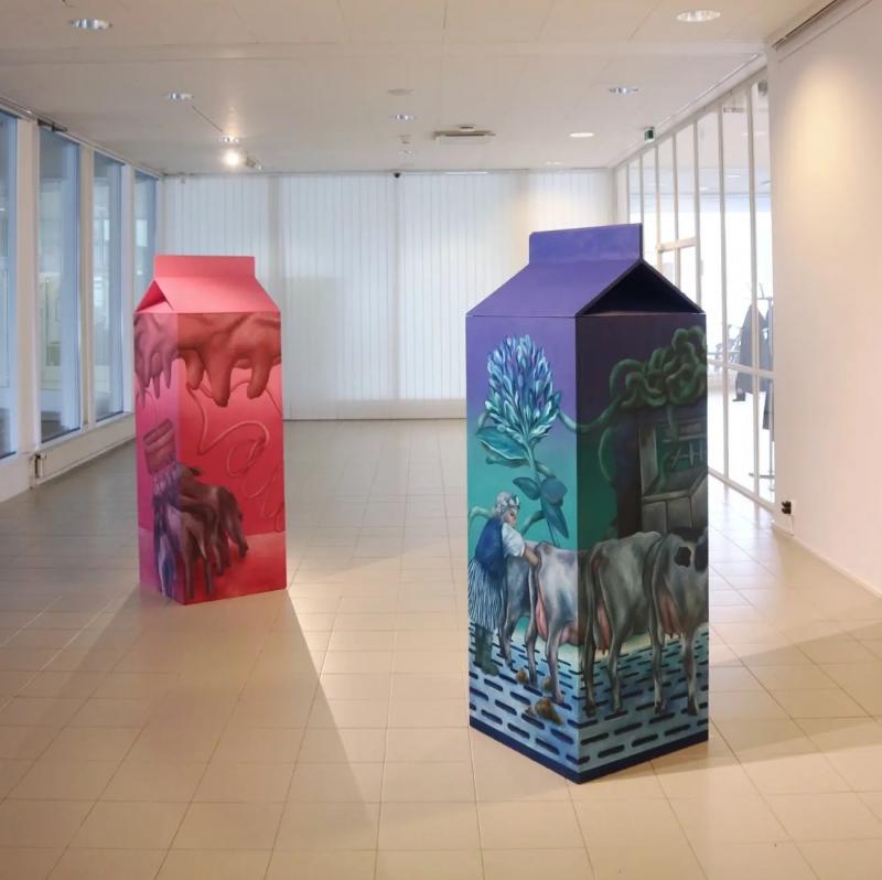 Senni Koskenvesa / Kansallinen imetyssuositus (vasen) & Vapaan lehmän maitoa (oikea) / Öljymaalaus lastulevylle / 180 m x 56 cm x 56 cm / 2024 