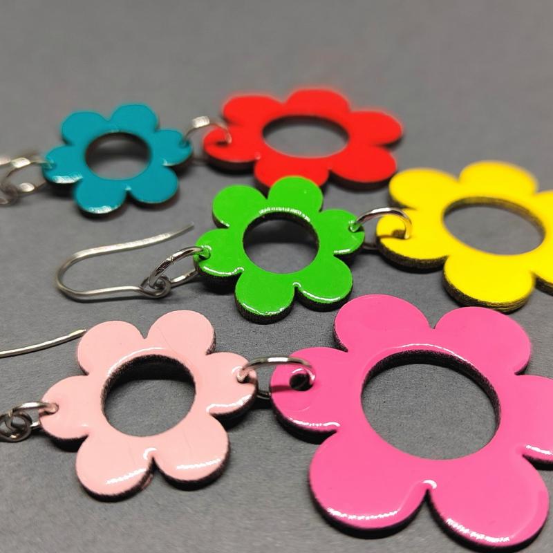 Hippikukka - korvakoru, kotimainen koivuvaneri, efcolor-kylmäemalointi, ruostumaton kirurginteräs, 2-3cm x 2-6cm. Kuvaaja Katja Sormunen. 