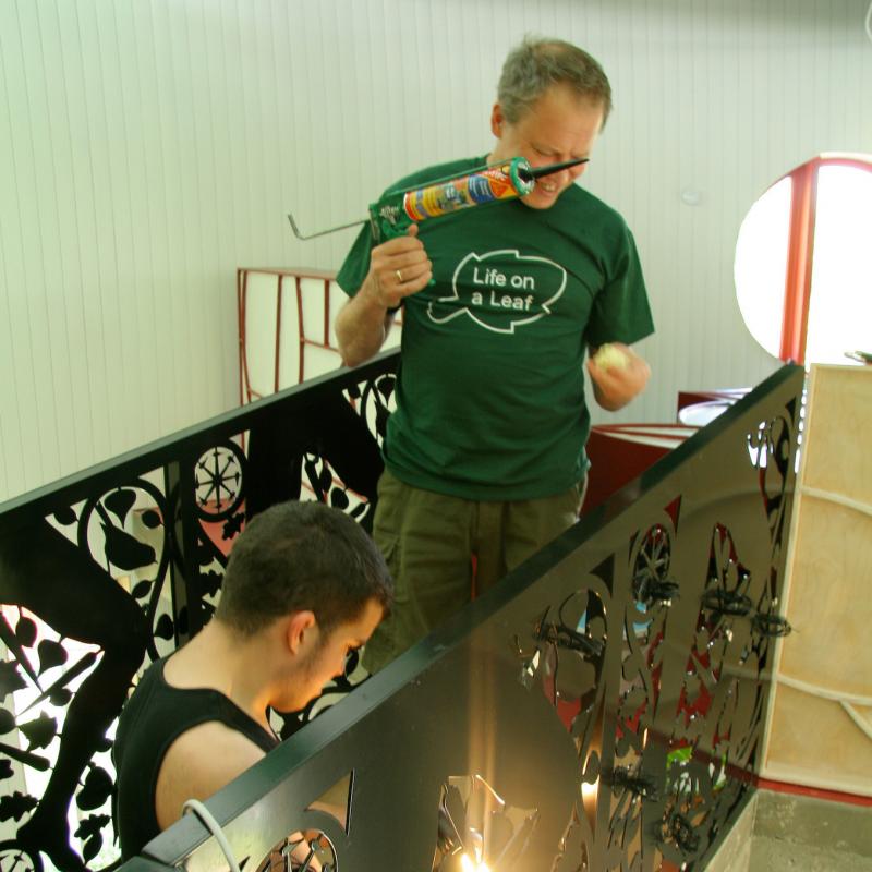Shawn Decker installerar sitt konstverk 2009