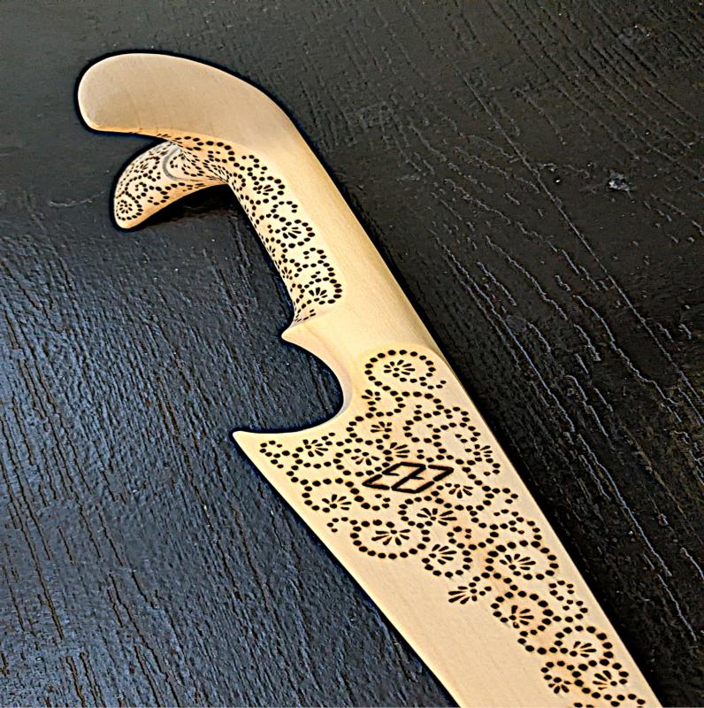 Fredrik Eriksson - "Great Yataghan", 128 cm, karvad för hand ur ett stycke asp med brända ornament. Obehandlad. 2025