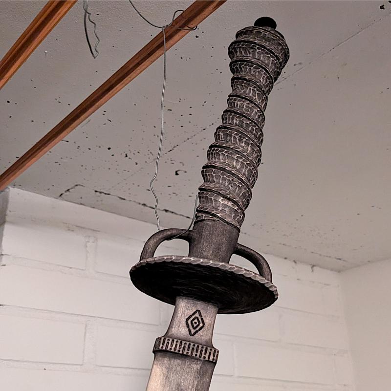 Fredrik Eriksson - "Fluted Hilt Katana" (detalj), 122 cm, karvad för hand ur ett stycke asp. Behandlad genom ebonisering. 2025