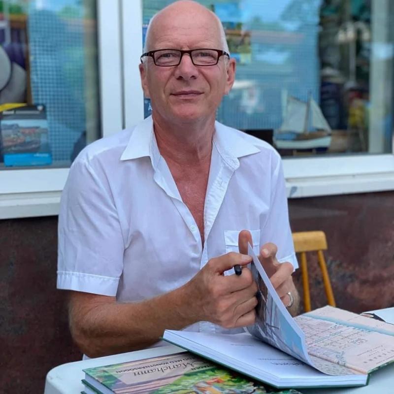 Kjell Ekström med en av sina konstböcker