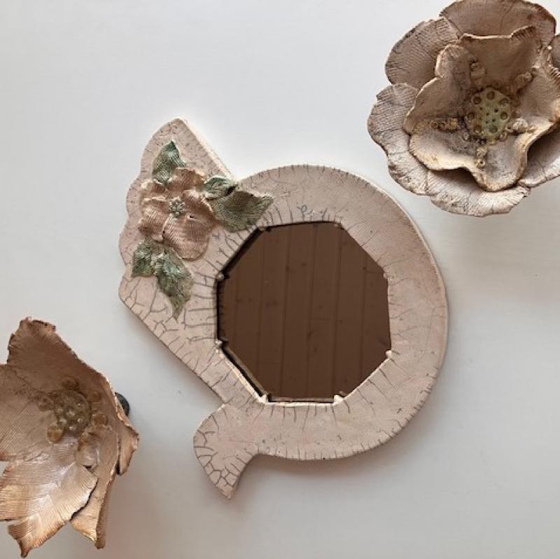 Anitta Asunta-Plane, Kukkalintu-peili ja kukat, rakukeramiikkaa, 33x33x35 ,2024, Anitta Asunta-Plane