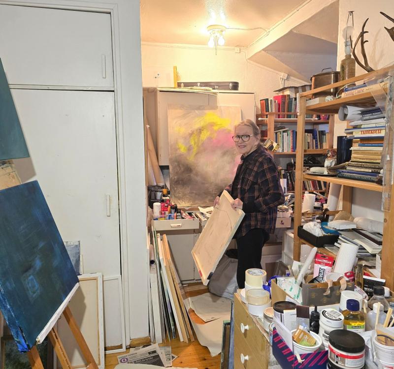 Kaiken keskellä työhuoneella gallerian yläkerrassa