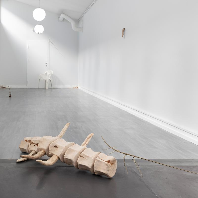 Dressing room tillsammans med Kaare Ruud, 2021. Verket Spine till vänster i björk. Visat på Kunstnernes Hus, 2021.
