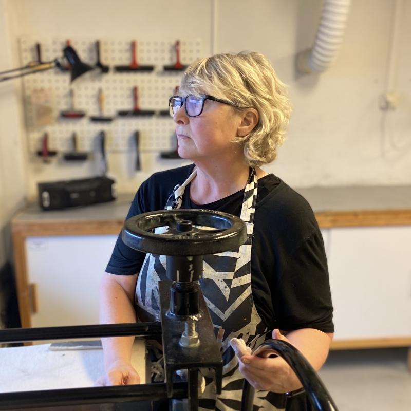 Jag i verkstaden, där jag trivs väldigt bra. Fotograf; Peter Lindberg
Olen taidepajalla, missä minä viihdyn todella hyvin. Valokuvaaja; Peter Lindberg
I am in the workshop where I am very happy. Photographer; Peter Lindberg