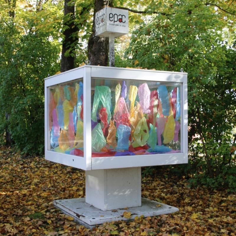 Gravity of Lightness, 2024, muovi-installaatio, koko vaihteleva. 