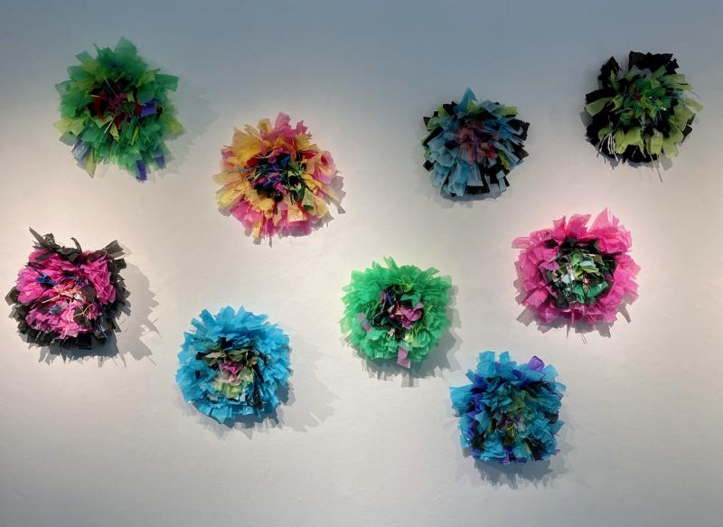 Plastic Explosions, 2023, ryijytekniikka, muovi, koko vaihteleva, yksi osa n. 50 x 15 x 50 cm