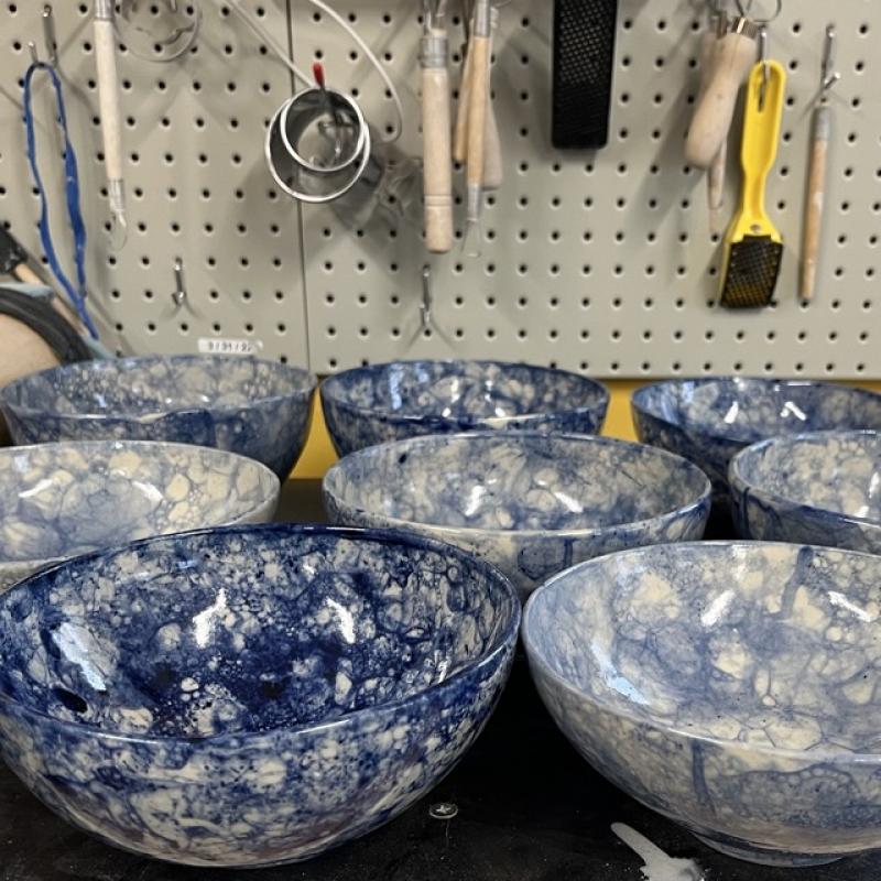 Drejade skålar,glaserade med transparent glasyr och bubbelskum i kobolt.Dreijatut kulhot,lasitetut läpinäkyvällä lasitteella ja kuplavaahdolla koboltilla. Wheelthrown bowls with transparent glaze and foam of coboltbubbles.