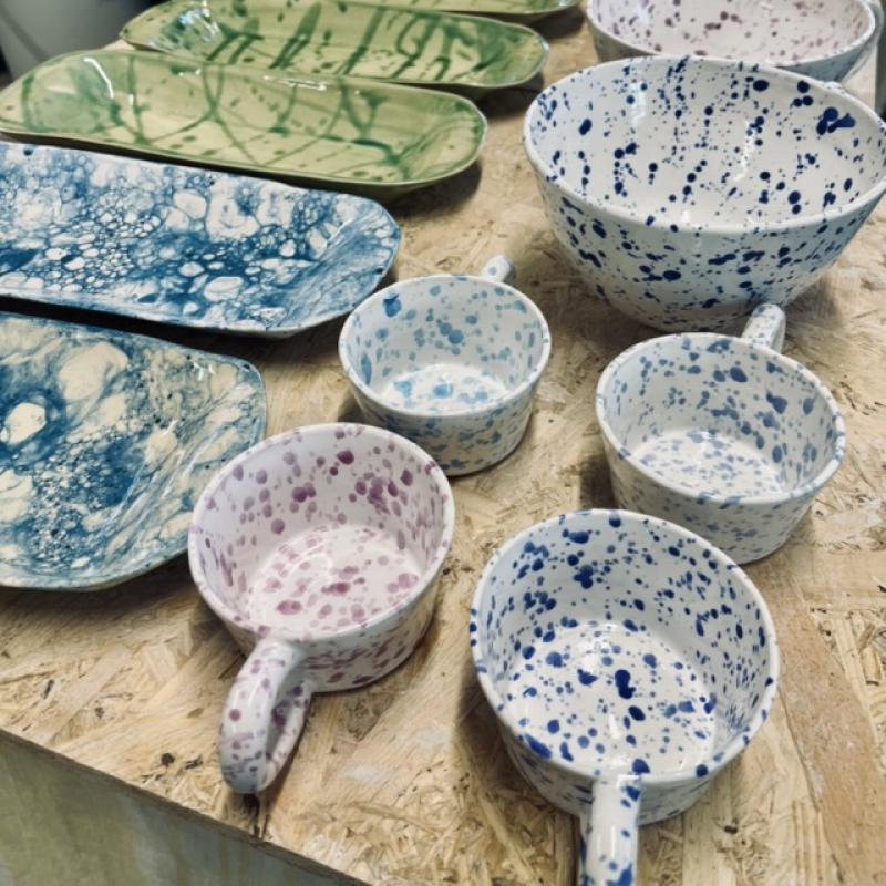 Kavlade keramikfat,drejade stora muggar och gjutna kaffekoppar.Levytekniikalla valmistetut vadat,dreijatut isot mukit ja valusavitekniikalla valmistetut kahvikupit.Slabbuilt plates,wheeltrowed big mugs and slipcasted cups.