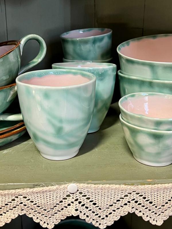 Muggar,koppar och skålar tillverkade i gjutformar.Mukeja,kuppeja ja kulhoja valmistettu valumuoteissa.Mugs,cups and bowls made by slipcasting.