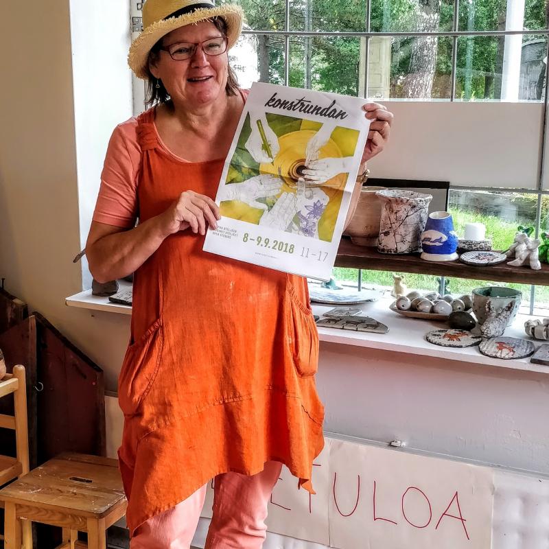Keraamikko Liisa Turunen työhuonegalleriassaan.Kuvan omistaa Liisa Turunen