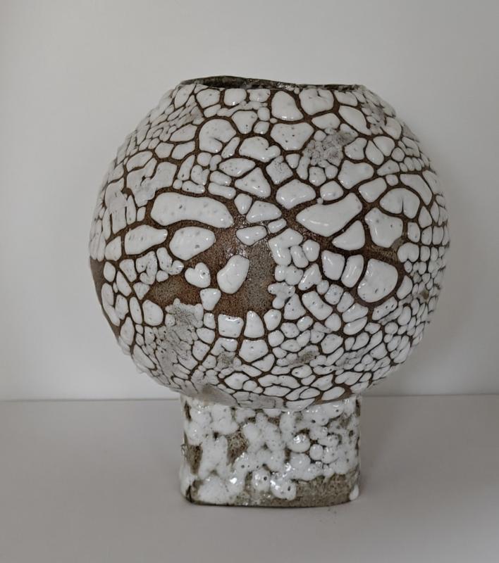 "Krokotiilipallo" Liisa Turunen" keramiikka, savi, lasite, 30cmx 37 cm,2024, kuvaus Liisa Turunen