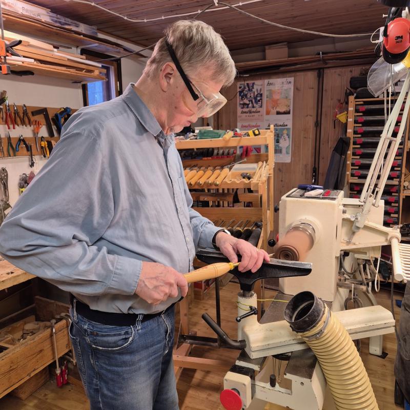 Jag Carl-Göran i svarvateljén / Minä sorvausateljeessa / Me in the turning studio.