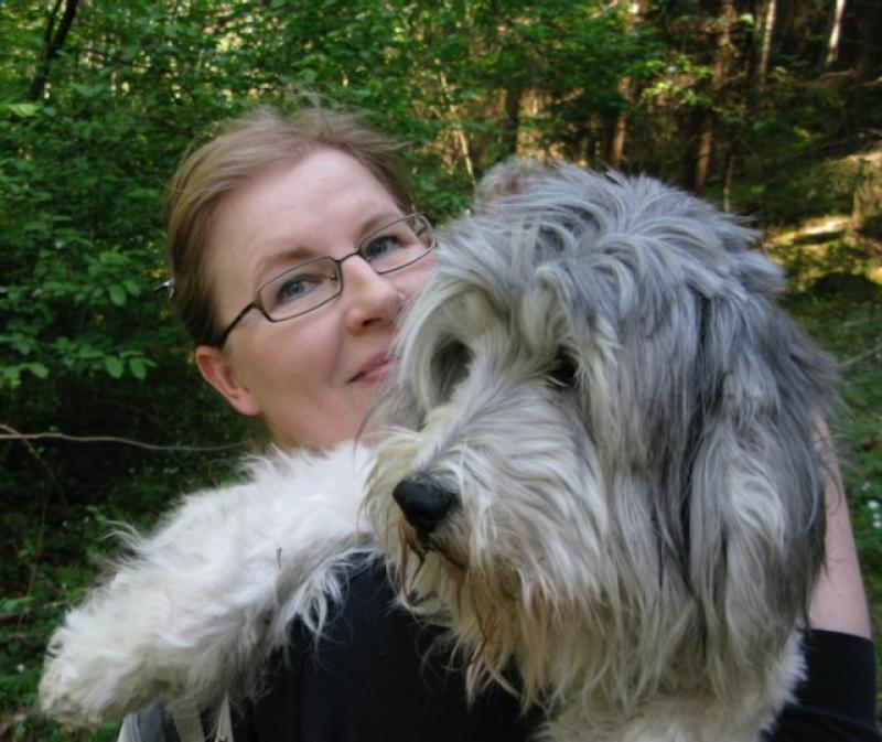 Mirka med hunden Opri som gav inspiration till namnet av företag "Oprikka" (glädje).
Mirka ja Opri-koira, jonka mukaan yritys Oprikka (ilo) sai nimensä.
Mirka with her dog Opri that inspired the business name Oprikka (joy). 