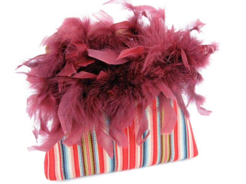 Aftonväska av dräkttyget från Nurmijärvi. Dekoration av fjädrar. 
Iltalaukku Nurmijärven kansallispukukankaasta. Höyhenkoriste.
Evening bag of national costume fabric from Nurmijärvi. Feather decoration.
ca. 23 x 23 cm