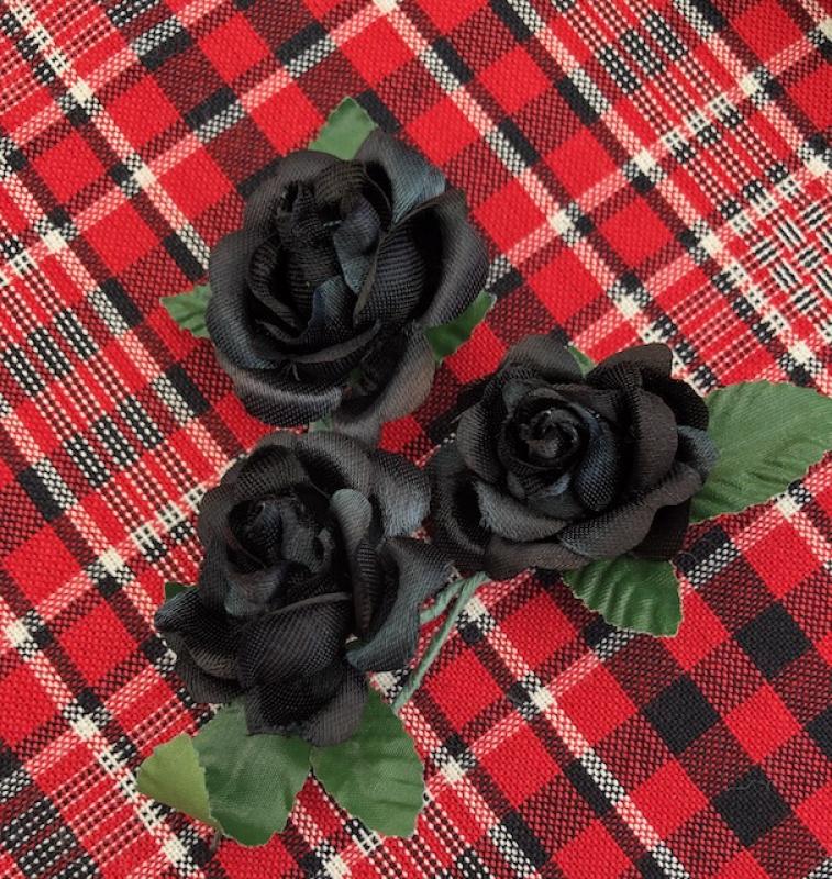 Dräkttyg från Koivisto med vintage blommor som jag använder  i mina produkter.
Koiviston kansallispukukangas ja vintage-kangaskukkia, joita käytän tuotteissani.
Fabric from Koivisto with vintage flowers I use in my work.







