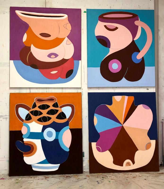studiovy 2024, på bilden verken "Milk Jug", "Double Butt Mug", "Devils Urn" och "Vase", all är olja på duk, 2024 och har måtten 85 x 75 cm