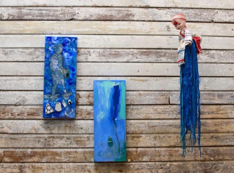 Vesipoika-diptych 2023, öljy/sashikokirjonta, 50 x 90cm & Vesipiika-ryijy 2024,  90x16 cm, kierrätyslangat - Vesipoika, oljemålning/sashikobroderi & Vesipiika-rya, återvunna tråda - Vesipoika diptych, oil painting/embroidery, Vesipiika,-rug, recycling 