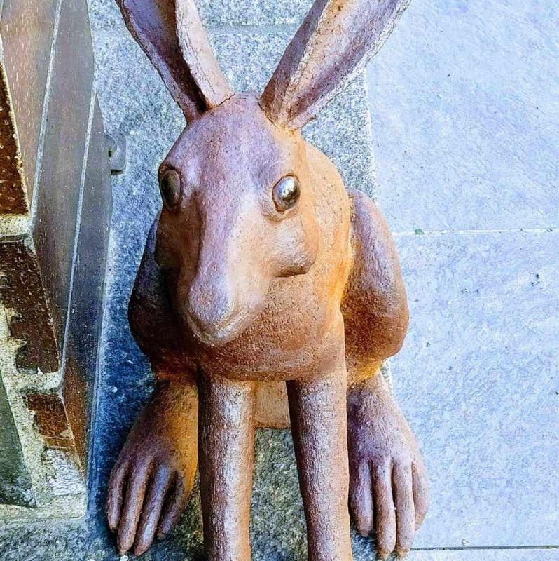 Jänis, käsinrakennettu kivitavarasavesta ja poltettu puu-uunissa.