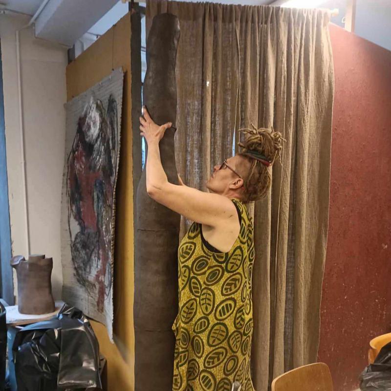 Koottavan puuveistoksen rakennusta. Kuva: Mari Erävaara