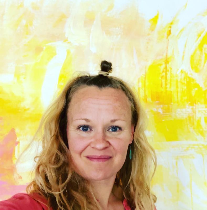 Kaisa Lamminpää-Raekallio maalauksensa edessä
