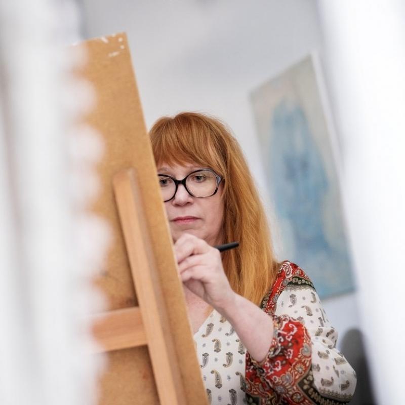 Valokuva taiteilijasta Syrilla Valtokivi