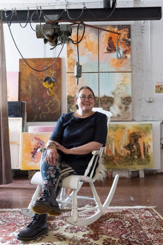 Taiteilija Kirsi-Maria Perkkiö Queen Art ateljeessa