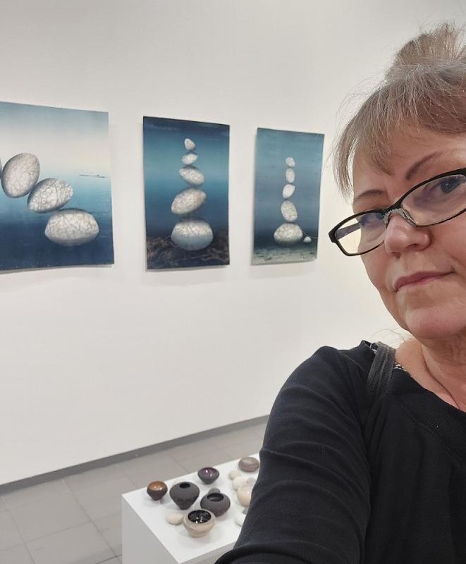 Susanna Suikkari, Taustalla sarjasta: Hiljainen meri ja Pebbles, pikkukivet-keramiikka/ 2024
