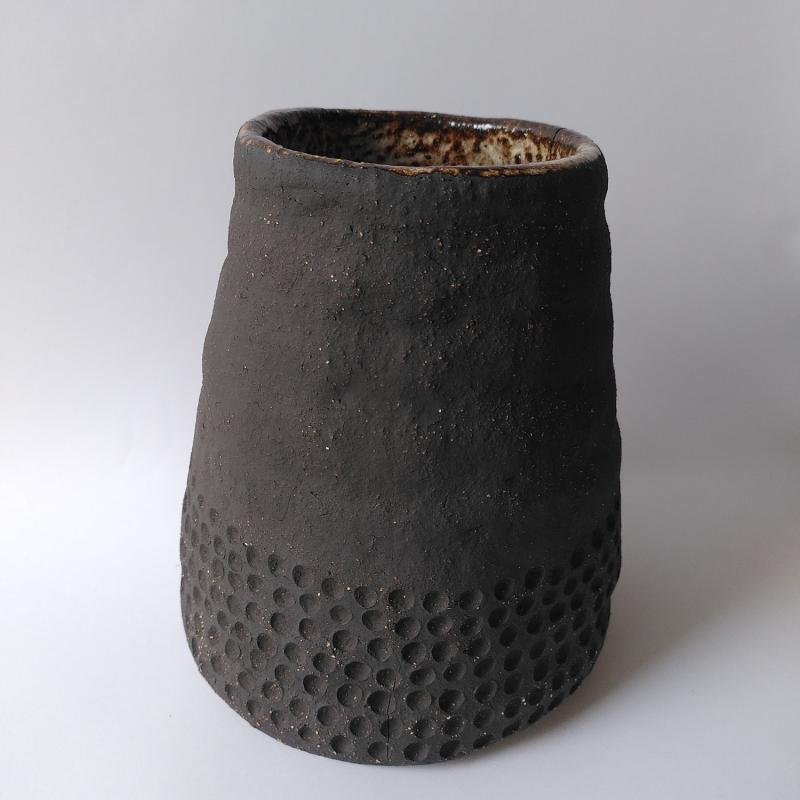 Ringlad vas av svart lera. Höjd 30 cm.