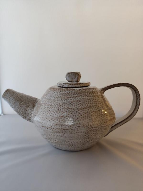Tekanna i grå lera, skivteknik. Höjd 15 cm.