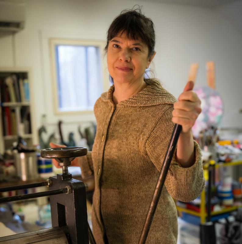 Merja Ala-Olla ateljeessa. Kuvaaja: Mika Tuomola 