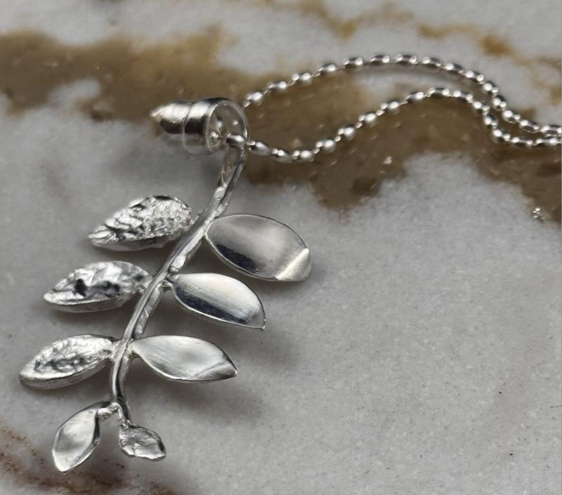 “Fredskvisten”  Luciasmycke för Grankulla Lucia 2024. ca 25x40 mm. Silver 925.