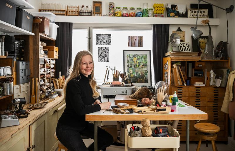 Aja Lund i ateljén vid Kulturkollektivet Insidan