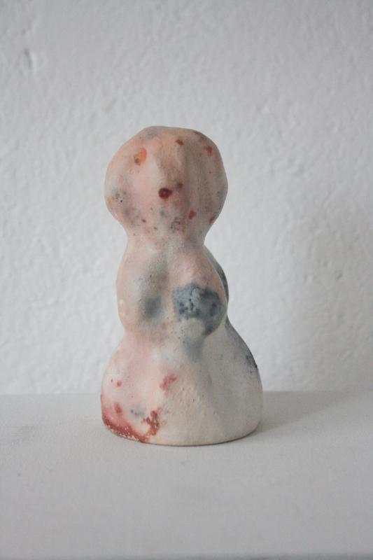 Saga Vuorisalo, 'Muhku', tynnyripoltettu keramiikka, 12 cm, 2022
