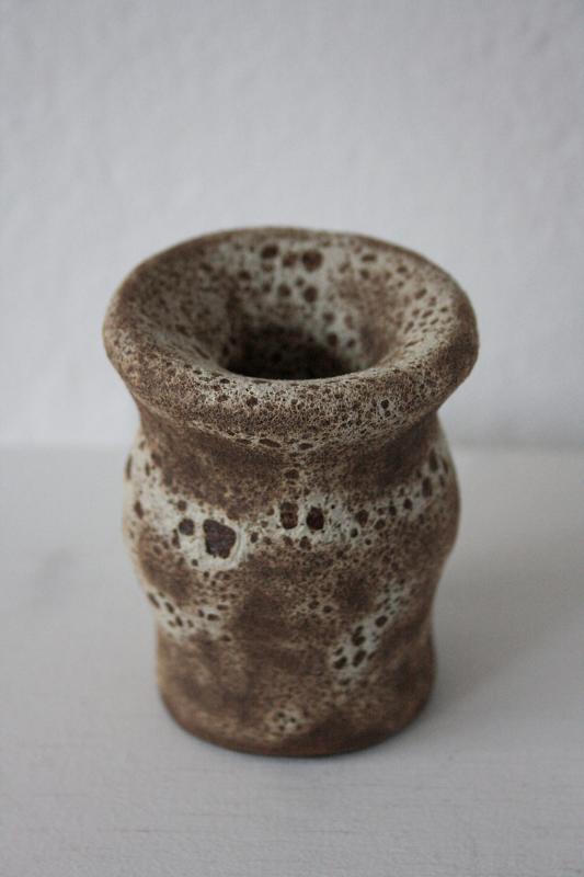 Saga Vuorisalo, 'Magma' kynttilänjalka, keramiikka, 10 cm, 2024