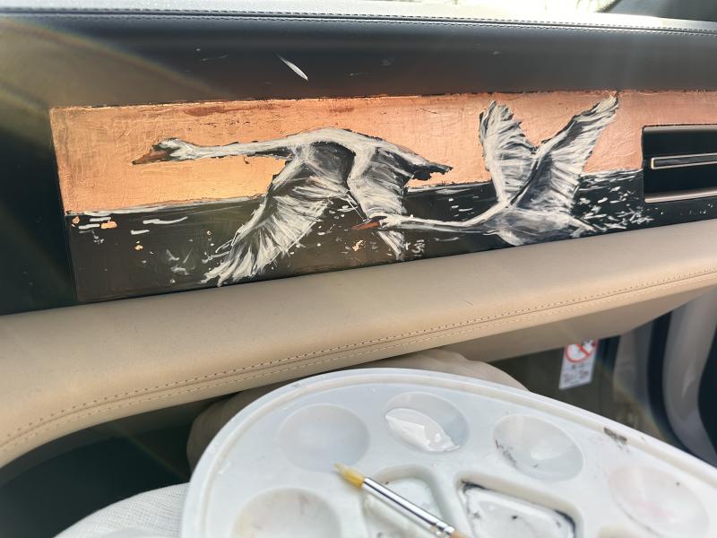 Porsche Taycan fresco, tilaustyö,, lehtimetalli, vinyyliväri, pleksimuoville, auton etukonsoli, 2024